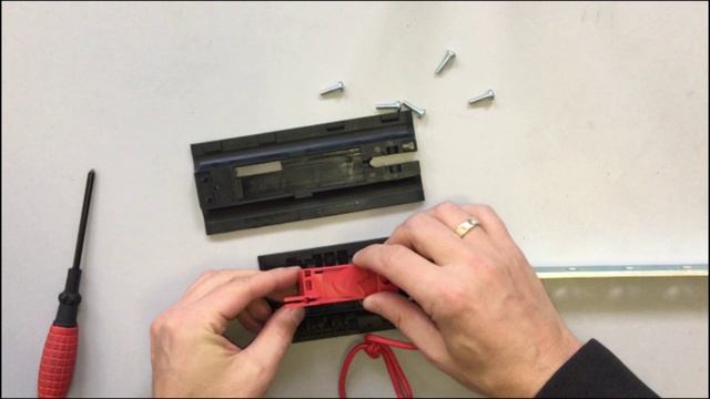 Разбираем каретку рейки привода DoorHan Sectional.mp4 смотреть онлайн