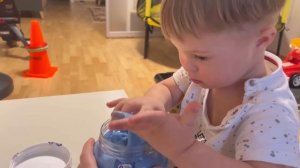 ПЕТЯ ТАНЦУЕТ. ИГРЫ СО СЛАЙМОМ В 2.9 СИНДРОМ ДАУНА.