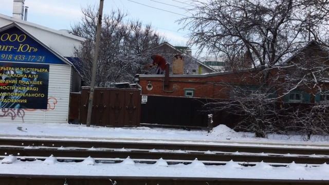 бабка чистит снег.MOV смотреть онлайн