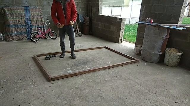 Посадили картошку у мамы Иры.Парник для рассады.Размножение малины черенками весной..mp4 смотреть онлайн