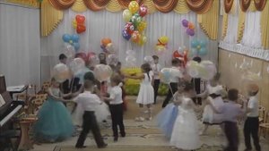Танец с шарами под песню "На большом воздушном шаре"