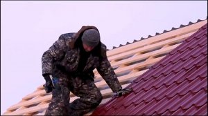 Монтаж кровли из металлочерепицы