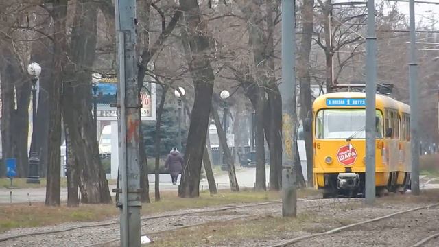 Трамвай №1 на перекрестке Короленко и Карла Маркса - Днепропетровск, 05.01.2014 смотреть онлайн