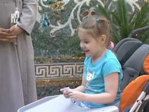 Патриарх Кирилл благословил девочку-инвалида