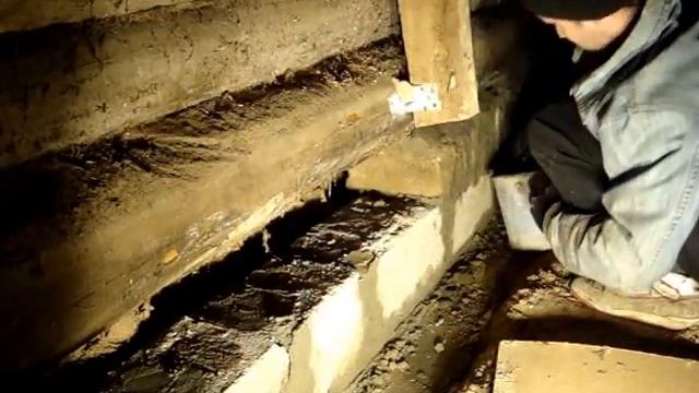 Кладка кирпича под старый деревянный дом . смотреть онлайн