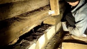 Кладка кирпича под старый деревянный дом .