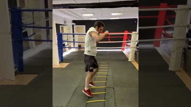 Тренировка по боксу . Координационная лесенка . Разноимённая работа рук и ног . смотреть онлайн
