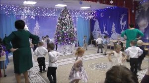 Хоровод для 2 младшей группы «Елочка в лесочке росла два годочка». Ведущая - Юданова Ангелина.