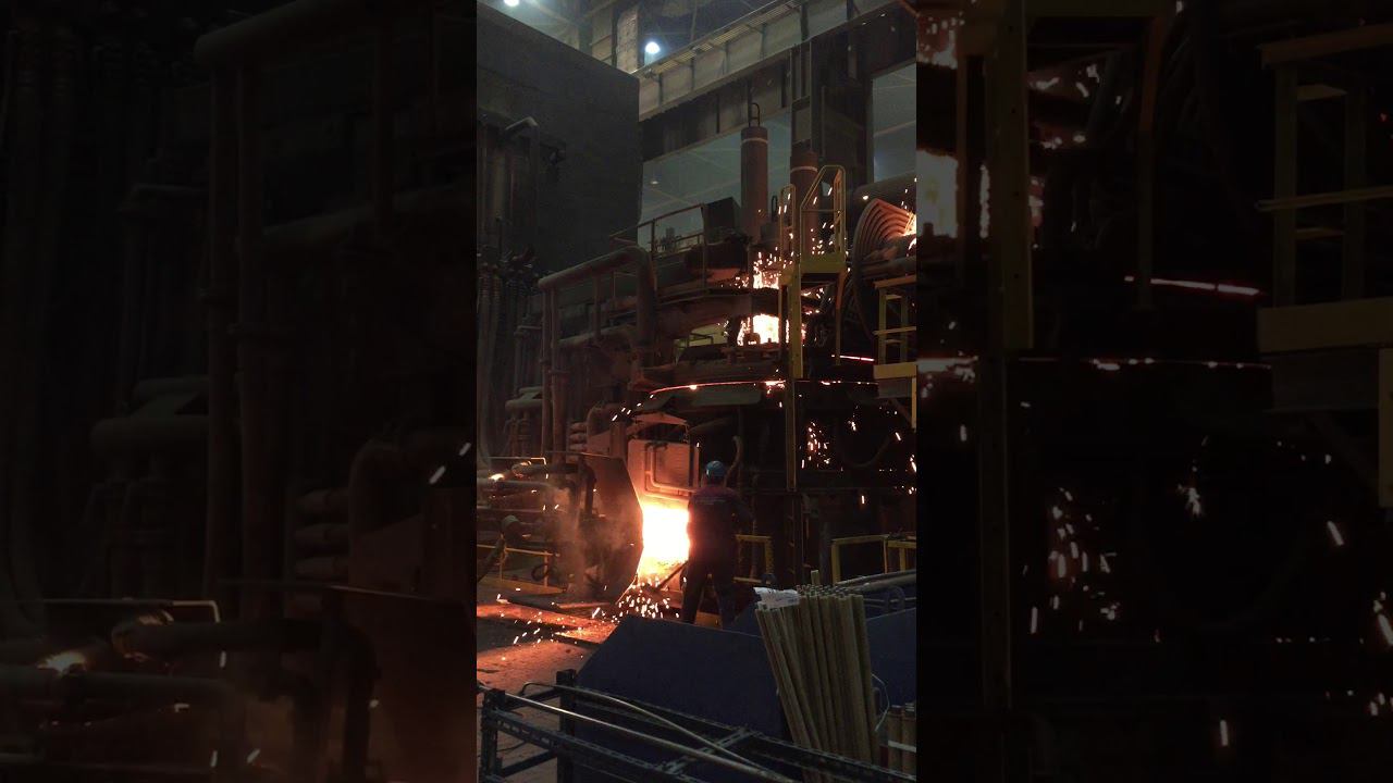 Electric Arc Furnace Operations. Электродуговая сталеплавильная печь в работе.