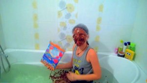Вызов душ в одежде / Ванна с хлопьями / GloZell's Cereal Challenge in Russia
