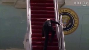 Байден упал с трапа