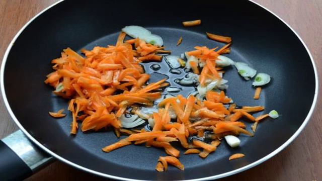 Кабачки с овощами и чесночными стрелками на сковороде