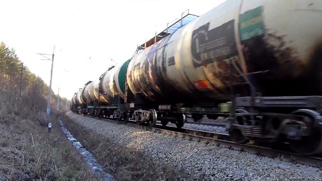 ВЛ10К-345 с грузовым поездом и приветливой бригадой смотреть онлайн