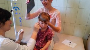 Маше прокалывают уши