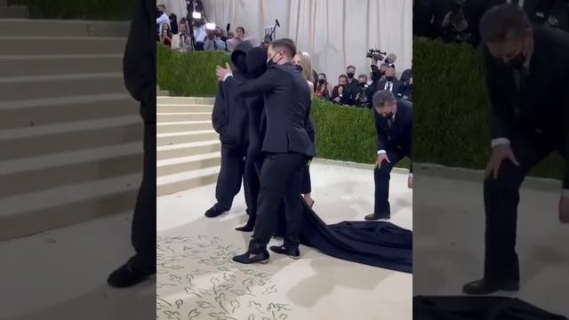 Ким Кардашьян вся в чёрном на Met Gala 2021