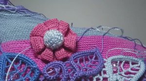 Пришиваю еще один цветок на поверхность вязаной крючком сумки "Загадка"