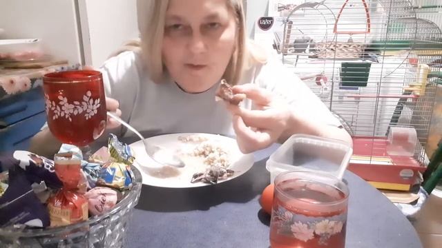 МУКБАНГ. СКУМБРИЯ , ПЕРЛОВАЯ КАША, ПОМИДОР, КОНФЕТЫ. смотреть онлайн