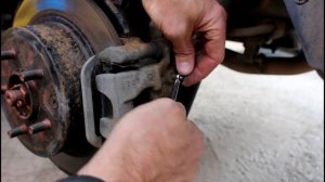 Замена тормозной жидкости вакууматором на Nissan Qashqai 2,0 4WD Ниссан Кашкай 2008