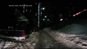 Девушка зимой упала