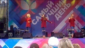 Фабрика. Девушки фабричные с парнями встречаются.