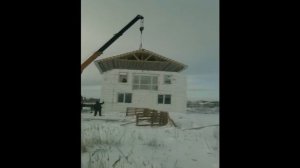 Монтаж крыши с земли вместе с потолками, карнизами и утеплением