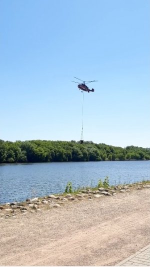 Москва, пожарный вертолет забирает воду из Москвы реки