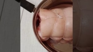 Рулет из свиной шкурки.