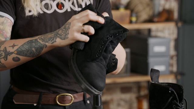 How to clean suede Dr. Martens Boots with Suede Cleaner | Tips from the Experts смотреть онлайн