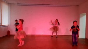 Танец на "День Матери" младшая группа "ПОЧЕМУЧКИ"