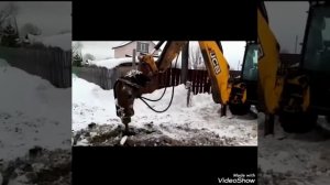 Копка траншеи экскаватором-погрузчиком JCB