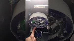 Загрузка стаканов в диспенсер автоматической выдачи