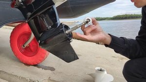 СЛОМАЛСЯ ВИНТ НА ОБИ! Как поменять винт на коленке? Мотор PROMAX 9.9 всё выдержал