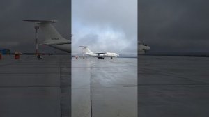 Грузовой самолет Ил-76 "Авиакон Цитотранс" останавливается в аэропорту Норильска