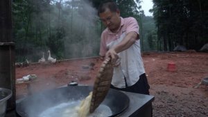 【农村四哥】下雨天与火锅更配，农村四哥用6斤猪脚吃蹄花火锅，大锅炖吃着过瘾