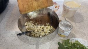 Вкусный салат из рыбной консервы.