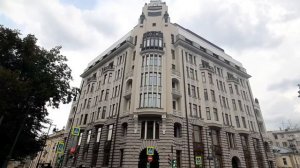 Прогулки по Москве. _Дом с рыцарями_ на Пречистенке. Памятник Вере Мухиной