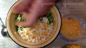 Простой, но очень вкусный салат с курицей и кукурузой