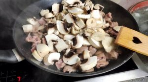 Вкусно без Труда куриные сердечки с грибами в сливочном соусе на сковороде
