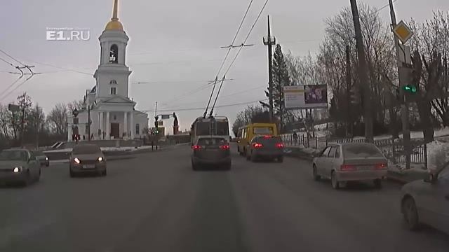 На Химмаше маршрутка повернула, нарушив ПДД смотреть онлайн