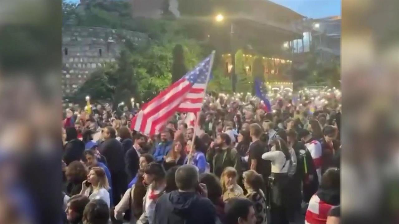 Протесты в Тбилиси: несколько сотен активистов потребовали от властей отменить закон об иноагентах.