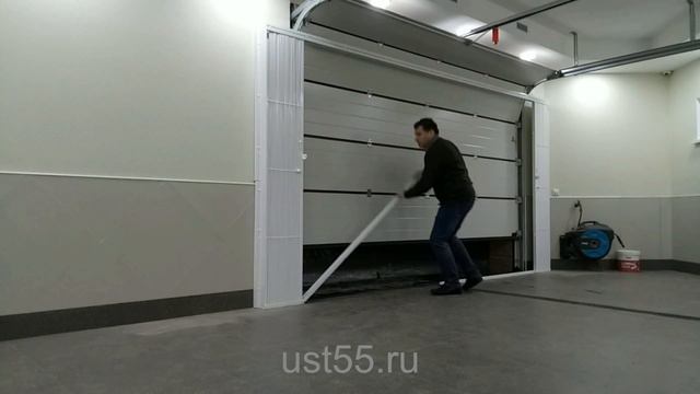 Раздвижная решётка гараж.