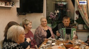 Издалека долго течёт река Волга. Течёт река Волга конца и края нет.Конца и края нет.