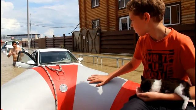 мальчик и котенок спустя сутки после подтопления, идя по пояс в воде, вернулся за котенком домой смотреть онлайн