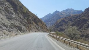 Дорога к Кара Кульской ГЭС по перевалу.