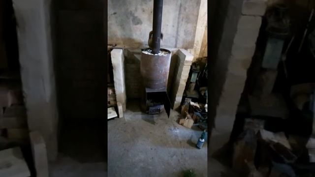 Печь для гаража из 400 трубы вертикального исполнения