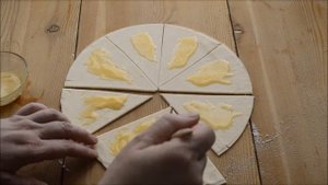 Рогалики из готового слоеного теста с начинкой из мака и меда