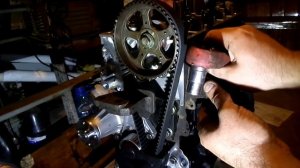 РЕМОНТ ДВС 125   Устанавливаем верхнее крепление генератора  двигателя  Джили МК  копия TOYOT A4 FE