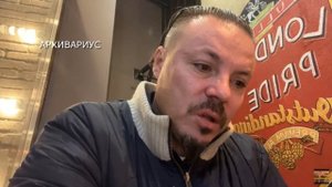 СИМОНОВ СЕРГЕЙ - ДОН СИМОН ДИПЛОМАТ, ПОЦЕЛОВАЛ МУЖИКУ РУКУ, ДАБЫ СГЛАДИТЬ НЕЛОВКУЮ СИТЦАЦИЮ.