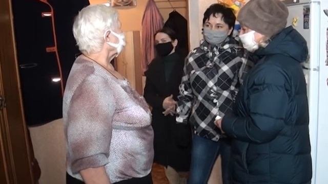 Волонтеры Копейска помогают пожилым людям