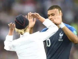 Участники Pussy Riot  в полицейской форме выбежали на поле во время финального матча ЧМ 2018.